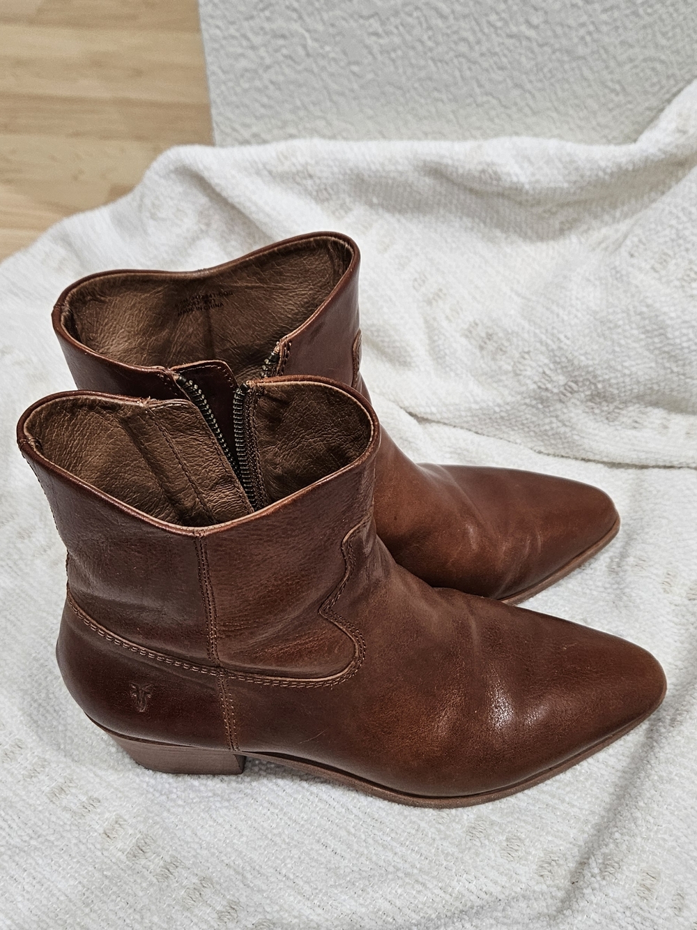Frye Almond Toe Women's Brown Leather Ankle Boots Classic Western Style Bootie - Picture 4 of 10